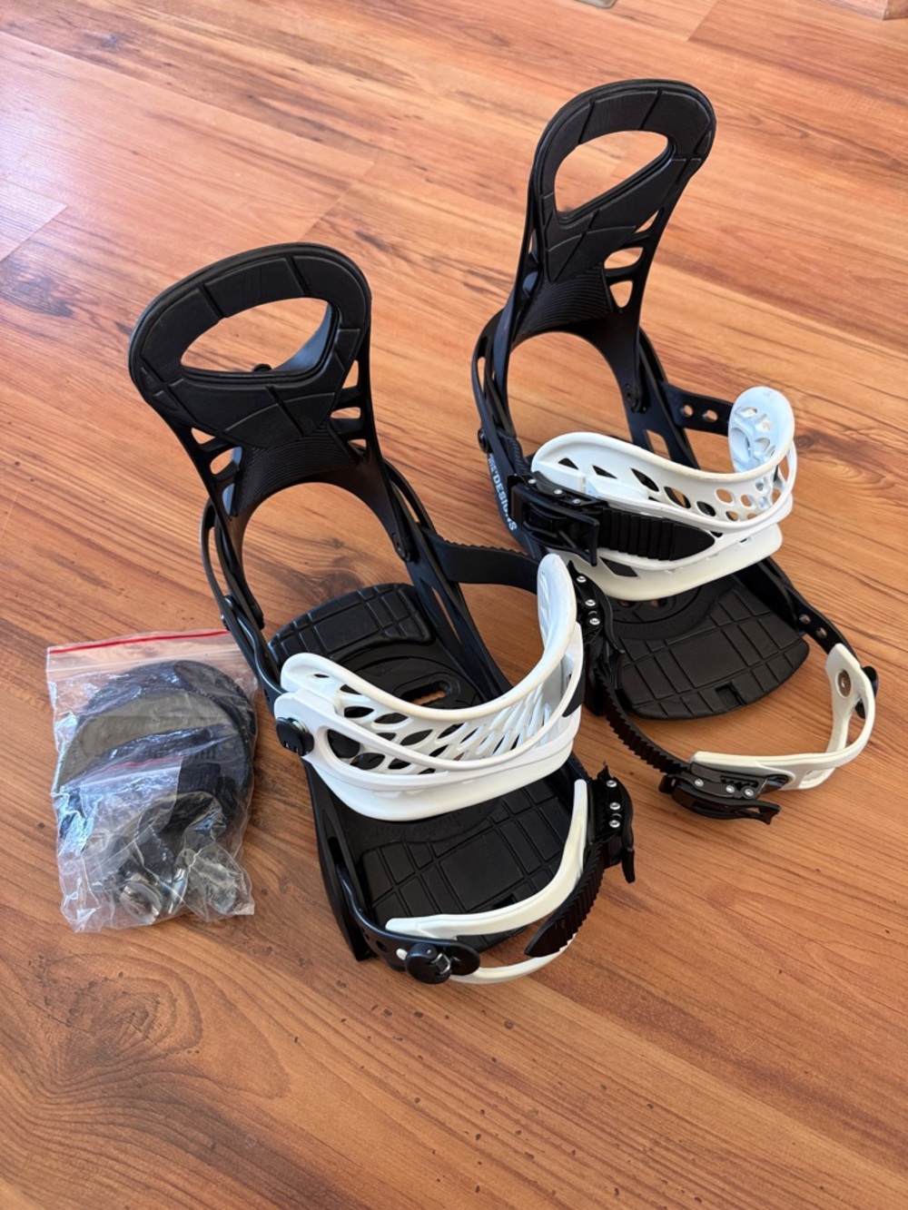 Universal Black and White Snowboard Bindings with Tool Kit Size M